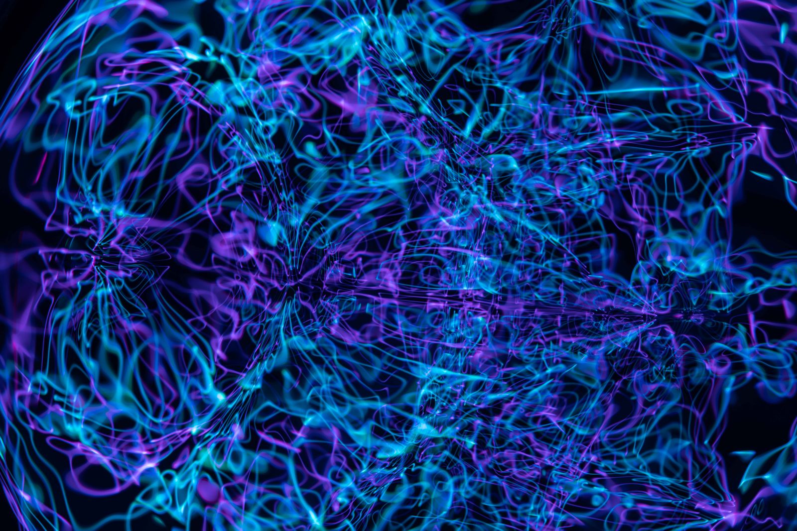 Filaments lumineux bleus et violets entremêlés sur fond noir, style neural